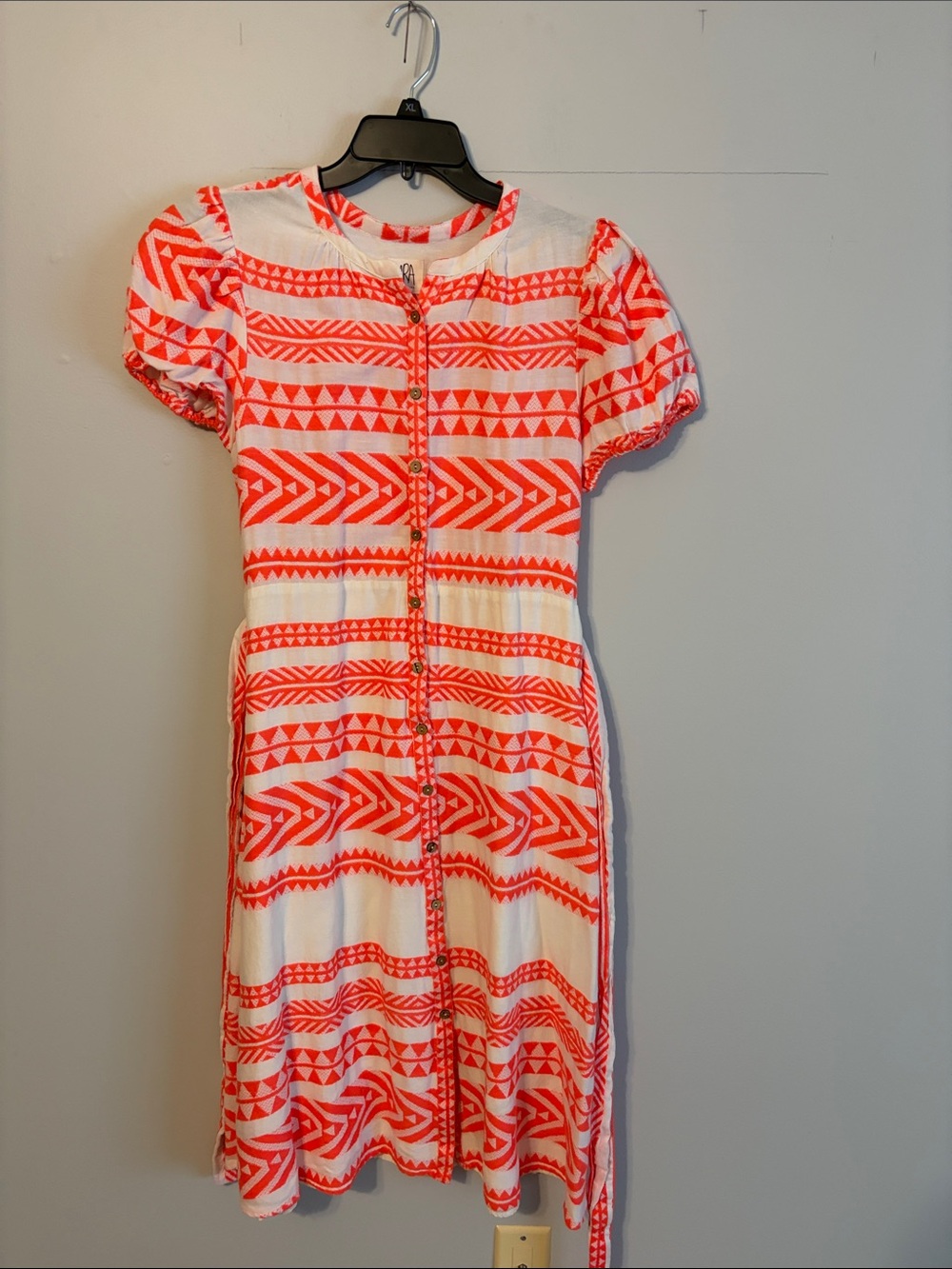 dRA Los Angles. Women's White and Neon Coral/orange Patterned Midi Dress. Med